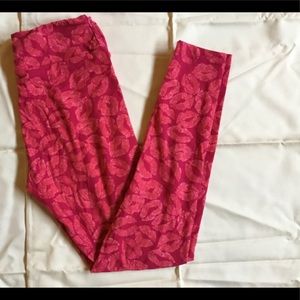 LuLaRoe OS Leggings Valentines Day Kiss Pattern